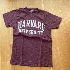 Soft maroon Harvard University tshirt